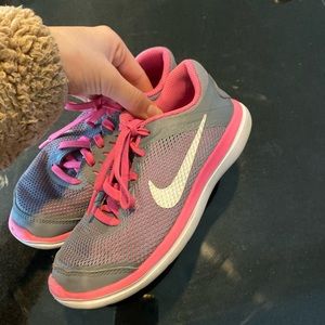 GIRLS PINK AND GRAY NIKE RUNNING SHOES